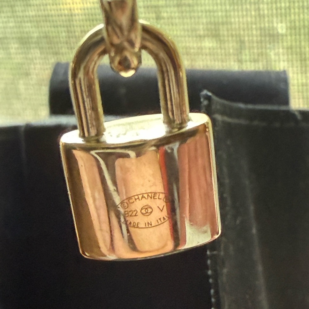 👑 Chanel Gold Metal CC Padlock Earrings, 2022 - Picture 7 of 9